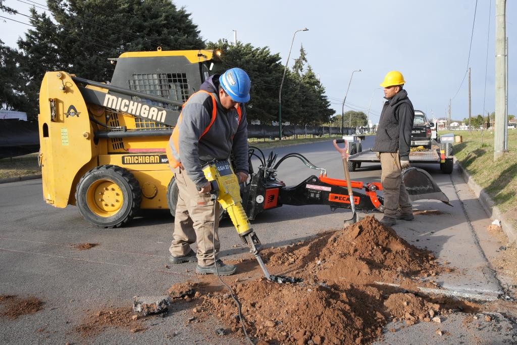 Avanza la obra del nuevo semáforo en 9 y 44: hicieron los pozos.