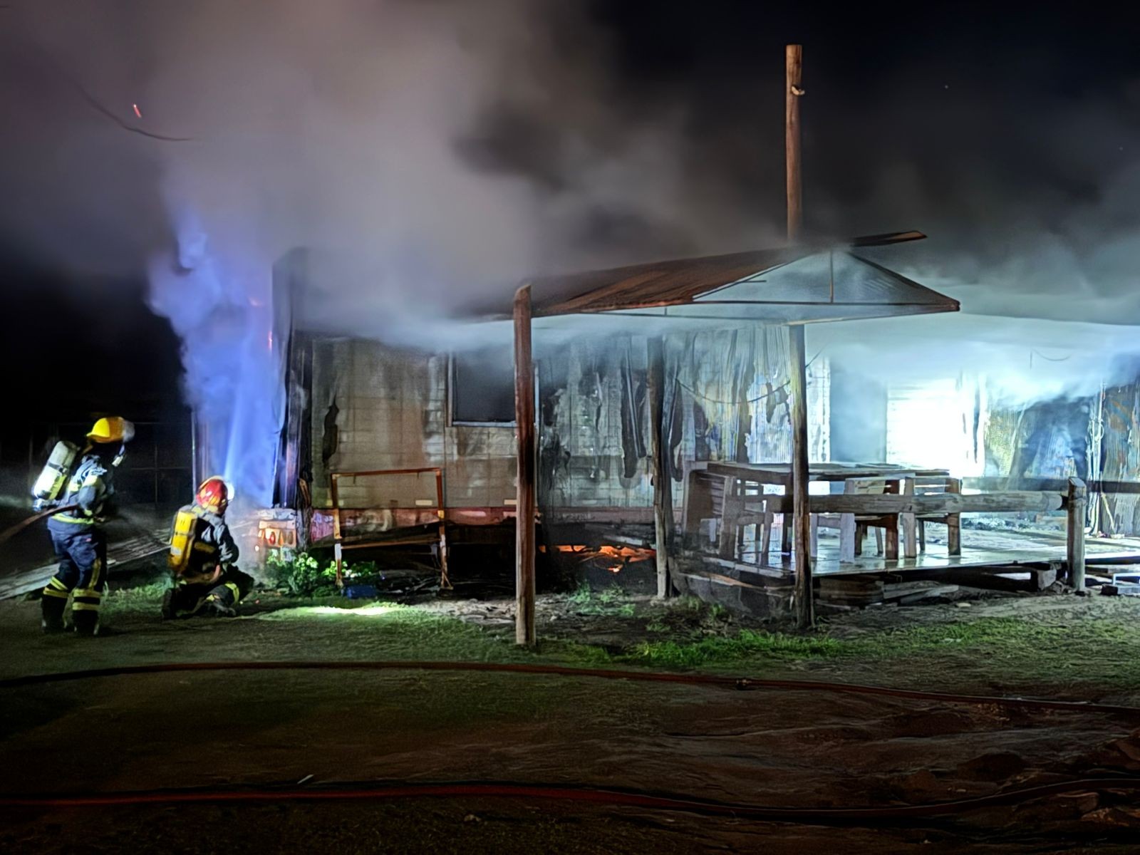 Bomberos de Pico y Castex combatieron un incendio en un asentamiento de la Ruta 102