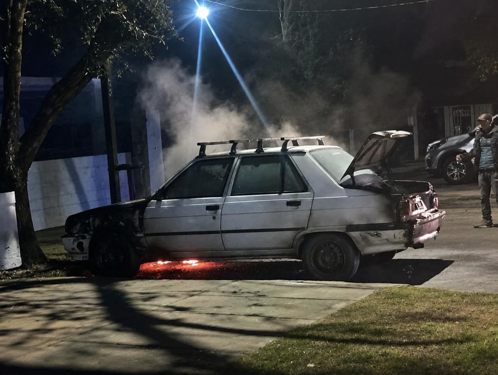 Después de dos incendios intencionales, se incendió un auto durante la madrugada en Pico
