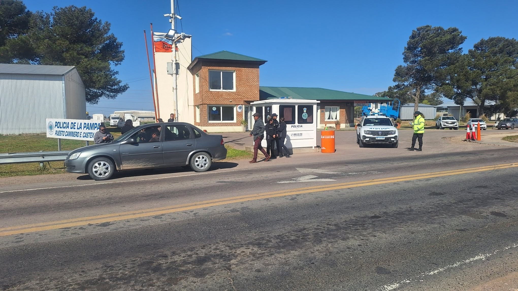 La familia del bebé de Rancul fue demorada en Castex y asegura que podrían detenerlos si no lo entregan.