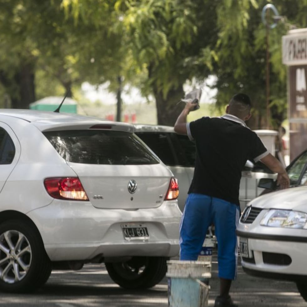Piden erradicar a los lavacoches de las calles de Santa Rosa