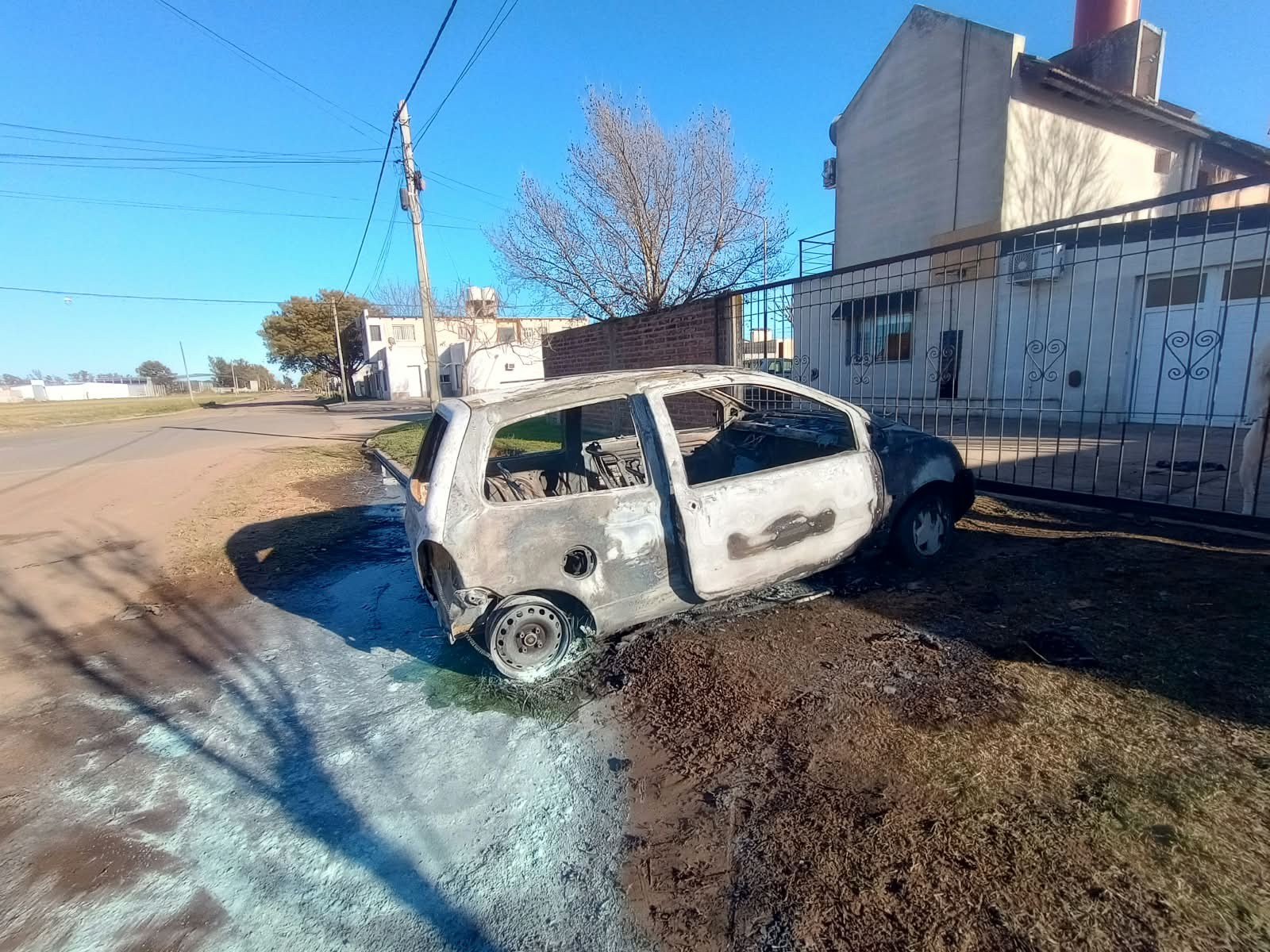 Tres autos incendiados en el barrio Rucci: identificaron a cuatro adolescentes y hay un joven de 18 años con prisión domiciliaria